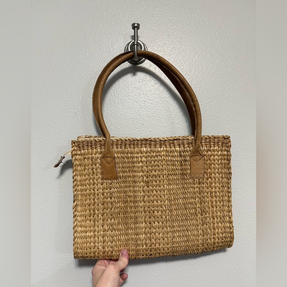 Tan Woven Purse – Sturdy Handles – Zipper Closure – 14” x 11” - Picture 3 of 4